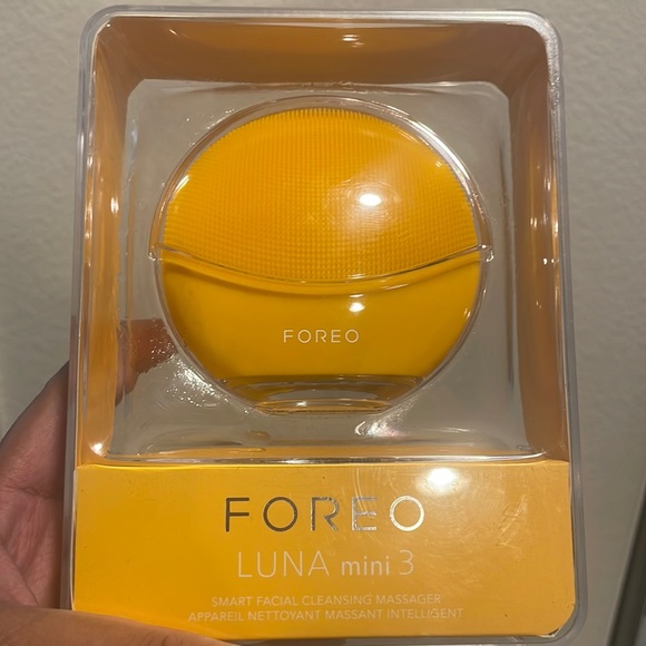 FOREO Other - COPY - A compact cleansing device that offers a 30-second for facial cleansing